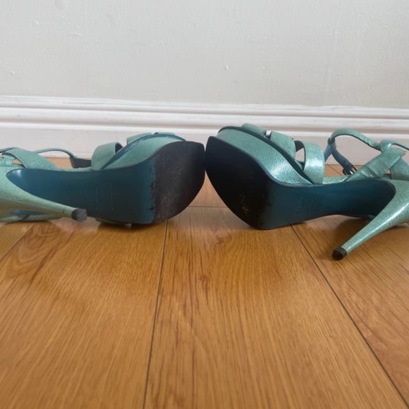**Stunning Yves Saint Laurent Turquoise Blue Shoes - Size 37.5** - Picture 3 of 7